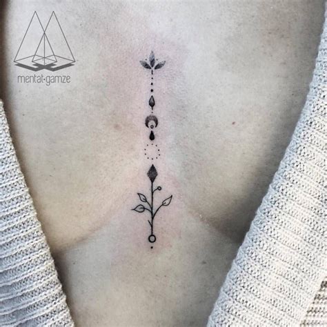 tatuajes en medio del pecho|Tatuajes para mujeres en el PECHO: 30 diseños ATREVIDOS y。